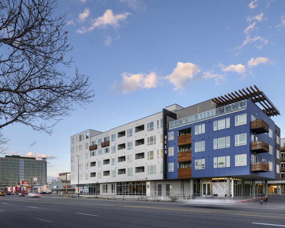 Denver, CO Apartments Near Denver Zoo - Deco - Exterior View of Apartment Complex and Street Access